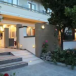 费洛克贞尼亚一室公寓酒店 4*